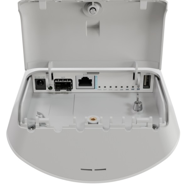 AP Wifi6 2.4/5GHz, 28dBm, 15dBi. Puerto Gb con POE-in, puerto SFP 2.5Gb, L4
